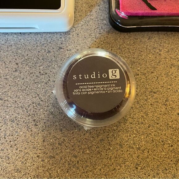 Assorted stamps and ink pads. (MI08) - Picture 15 of 15